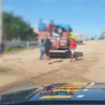 PRF FLAGRA 30 PESSOAS EM CAÇAMBA DE CAMINHÃO NA BR 423, EM GARANHUNS