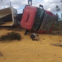 Carreta tomba, derrama carga de milho em Caetés