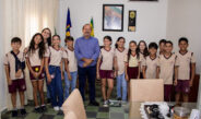 Prefeito recebe visita de estudantes.