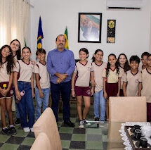 Prefeito recebe visita de estudantes.