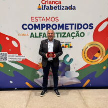 PREFEITO NIVALDO TIRRÍ RECEBE SELO OURO PELO TRABALHO NA EDUCAÇÃO