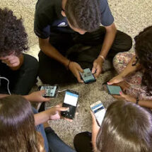 Restrição do uso de celulares por alunos nas escolas: entenda como funcionará a nova lei
